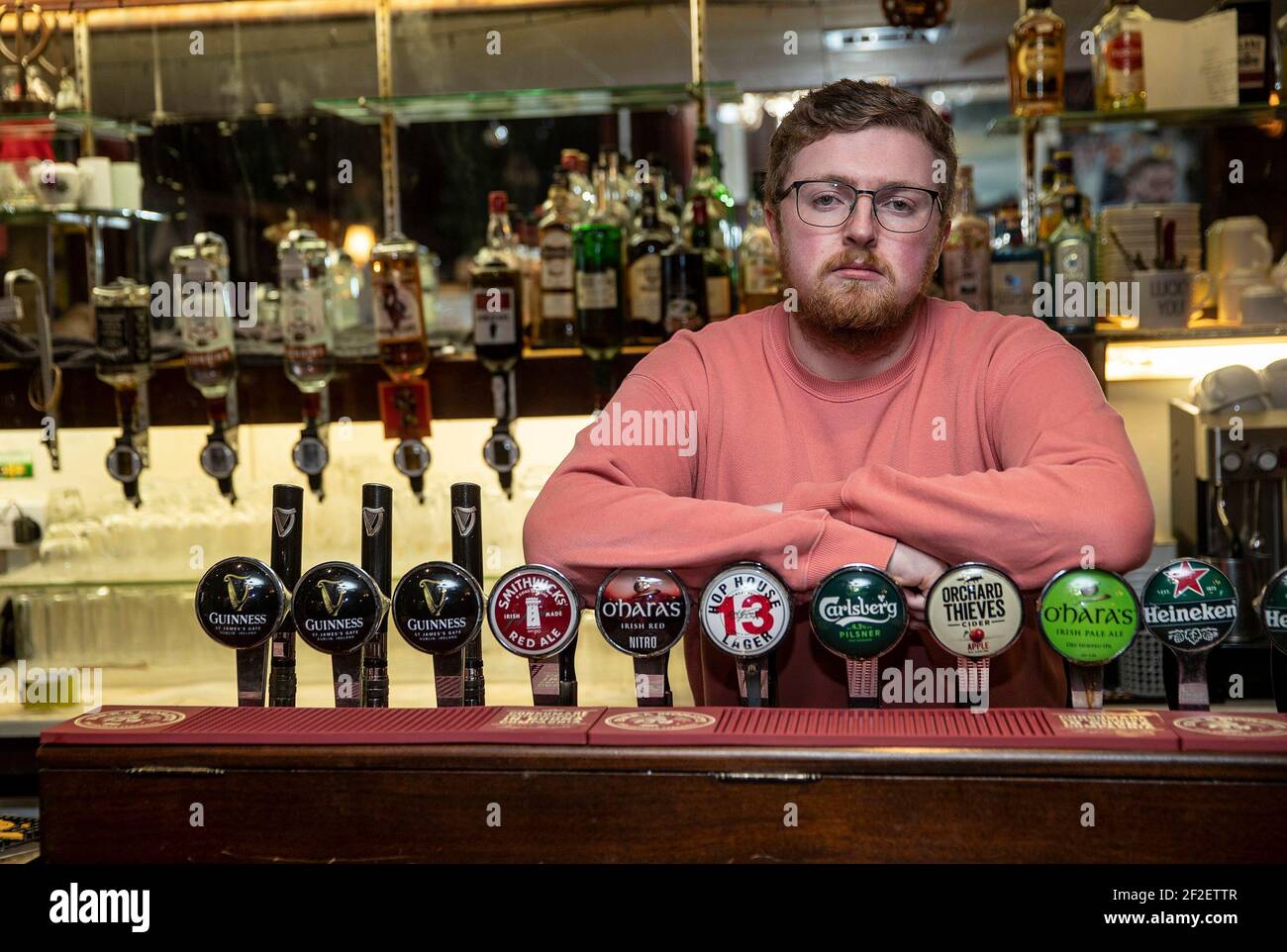 Daniel Smith, Barkeeper und Sohn eines der Miteigentümer von Grogans Castle Lounge, in den Räumlichkeiten im Stadtzentrum von Dublin, während sie sich dem einjährigen Jubiläum der Schließung von Pubs aufgrund der Coronavirus-Pandemie nähern. Bilddatum: Donnerstag, 11. März 2021. Stockfoto