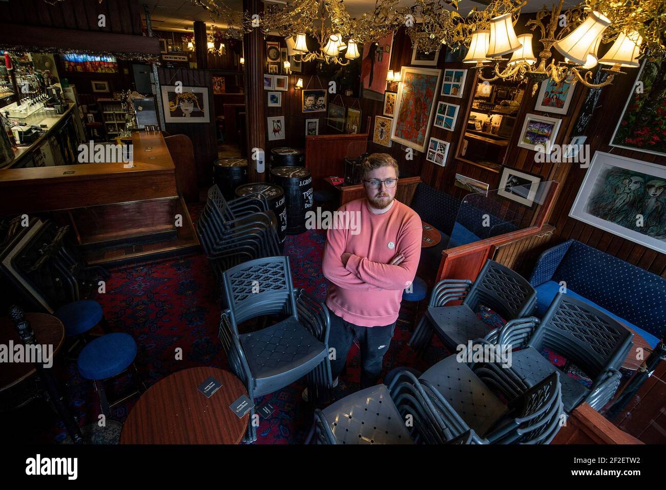 Daniel Smith, Barkeeper und Sohn eines der Miteigentümer von Grogans Castle Lounge, in den Räumlichkeiten im Stadtzentrum von Dublin, während sie sich dem einjährigen Jubiläum der Schließung von Pubs aufgrund der Coronavirus-Pandemie nähern. Bilddatum: Donnerstag, 11. März 2021. Stockfoto