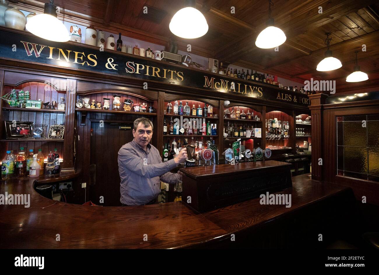 Noel McNally, Inhaber der Bar von McNally in Carrickmacross, Co Monaghan, die im vergangenen Jahr wegen der Coronavirus-Pandemie nur fünf Wochen geöffnet hat. Bilddatum: Donnerstag, 11. März 2021. Stockfoto