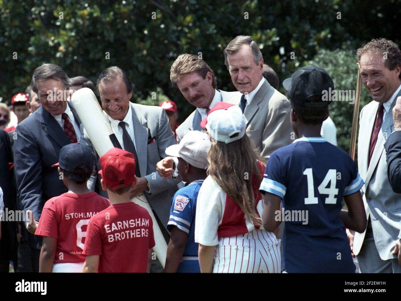 Präsident George H. W. Bush, zusammen mit den Baseballgrößen Brooks Robinson, Stan Musial, Mike Schmidt und Gary Carter. Stockfoto