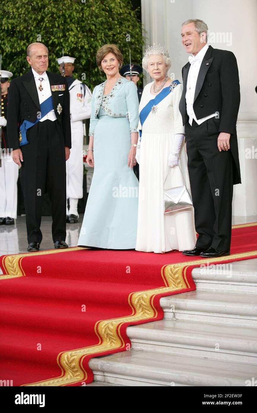 Präsident George W. Bush und Frau Laura Bush heißen Ihre Majestät Königin Elizabeth II. Und seine Königliche Hoheit Prinz Philip, Herzog von Edinburgh bei ihrer Ankunft im Nordportikus des Weißen Hauses zu einem Staatsessen zu ihren Ehren willkommen. Stockfoto