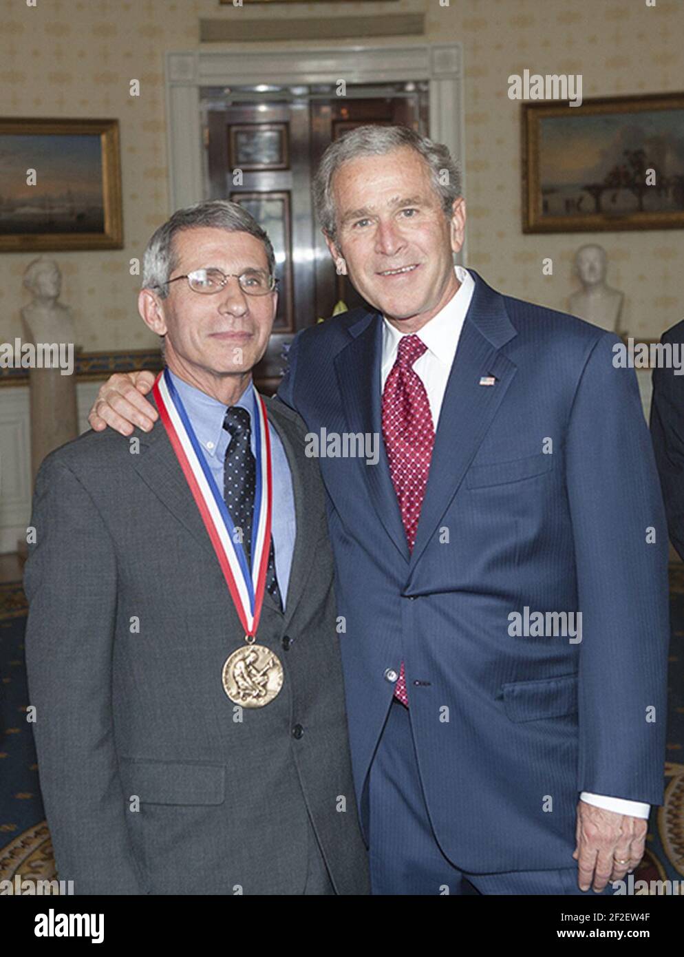 Präsident George W. Bush und Dr. Anthony S. Fauci (beschnitten). Stockfoto