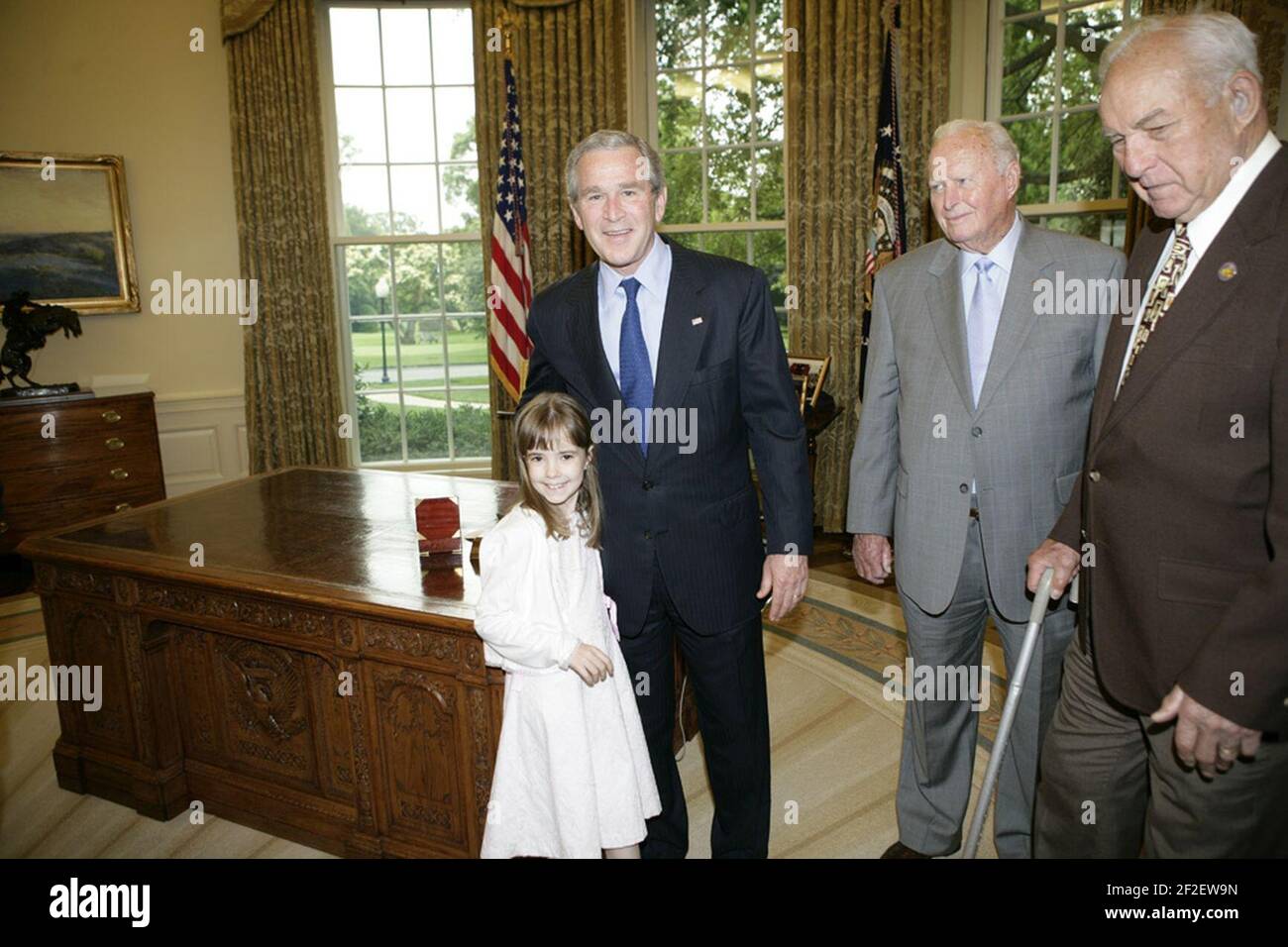 Präsident George W. Bush und Senator Ted Stevens begrüßen Veteranen des Zweiten Weltkriegs der 322nd Truppe Carrier Squadron (43). Stockfoto