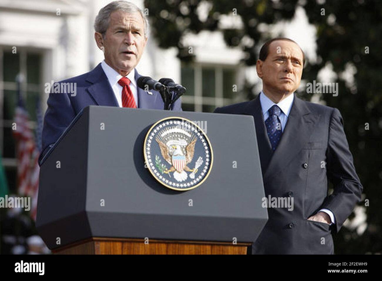 Präsident George W. Bush hält bei der Eröffnungszeremonie des italienischen Ministerpräsidenten Silvio Berlusconi Bemerkungen. Stockfoto
