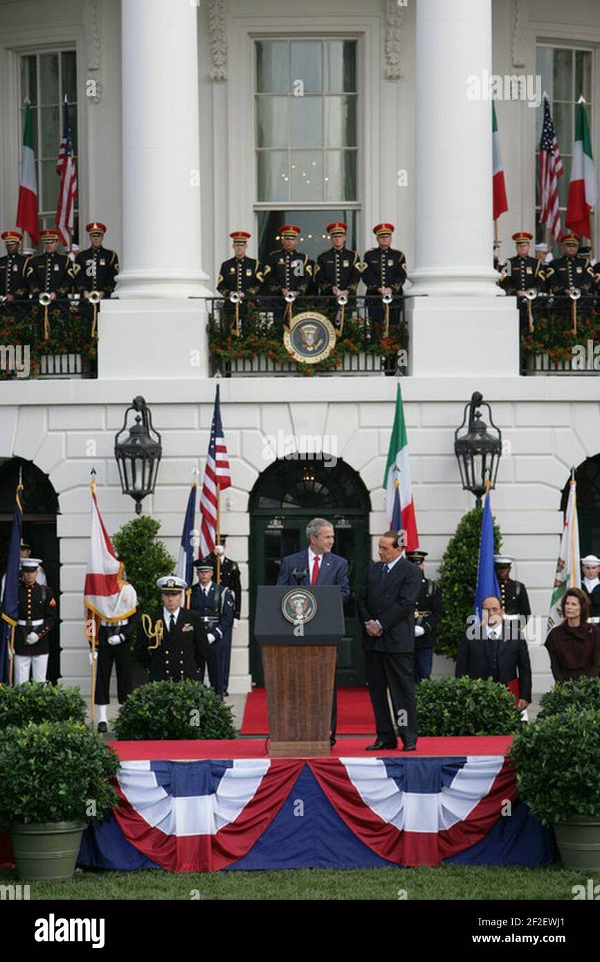Präsident George W. Bush hält bei einer Zeremonie zur Ankunft des italienischen Premierministers Silvio Berlusconi im Weißen Haus Bemerkungen. Stockfoto