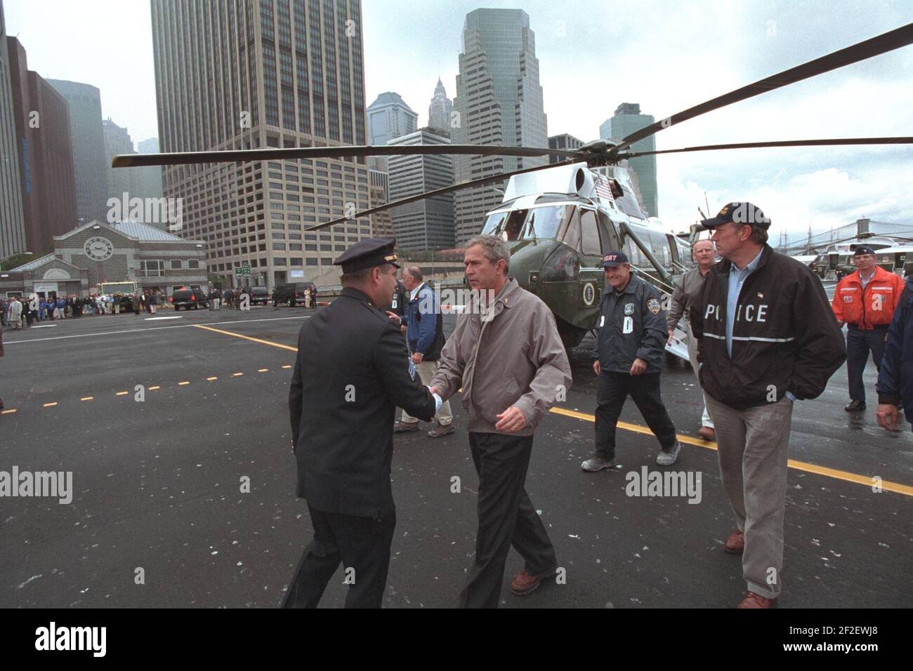 Präsident George W. Bush wird bei der Ankunft in Port Authority in New York City begrüßt. Stockfoto