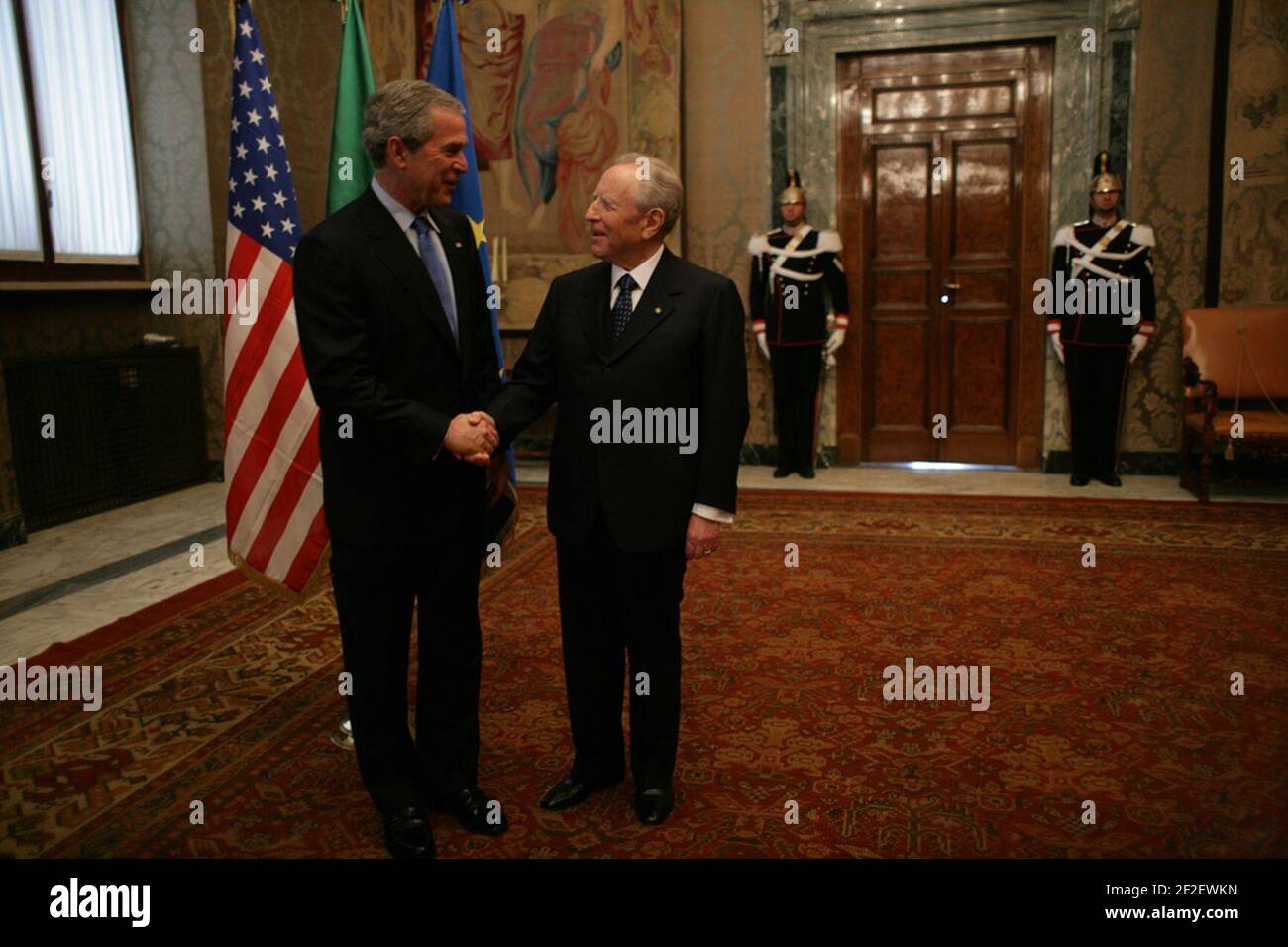 Präsident George W. Bush wird bei seiner Ankunft im Quirinale Palace vom italienischen Präsidenten Carlo Ciampi begrüßt. Stockfoto