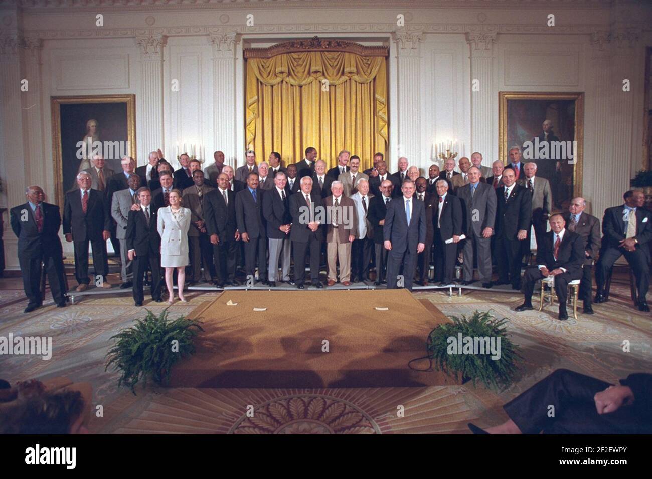 Präsident George W. Bush posiert mit Mitgliedern der Baseball Hall of Fame. Stockfoto