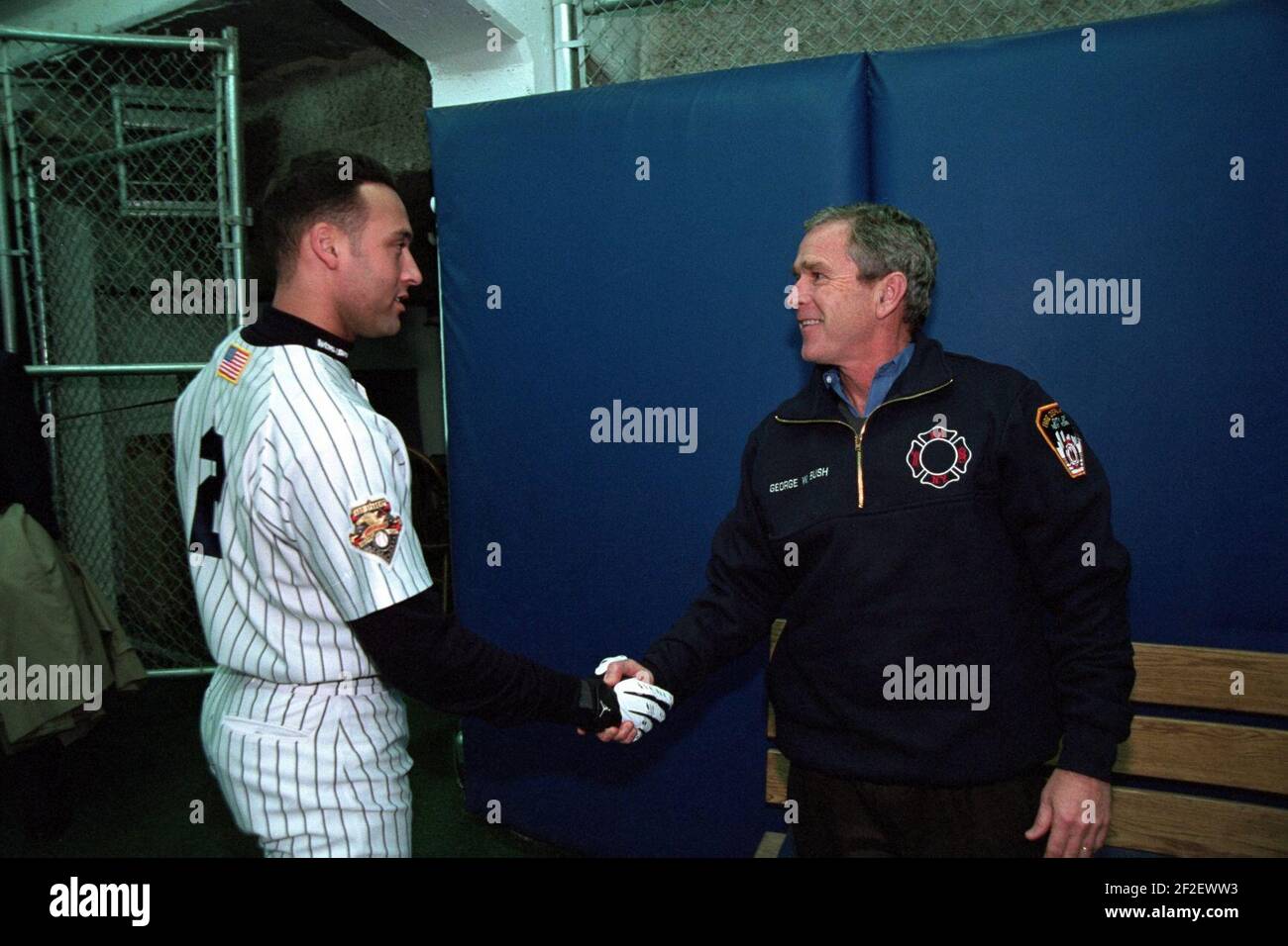 Präsident George W. Bush schüttelt sich die Hände mit Yankee Shortstop Derek Jeter. Stockfoto
