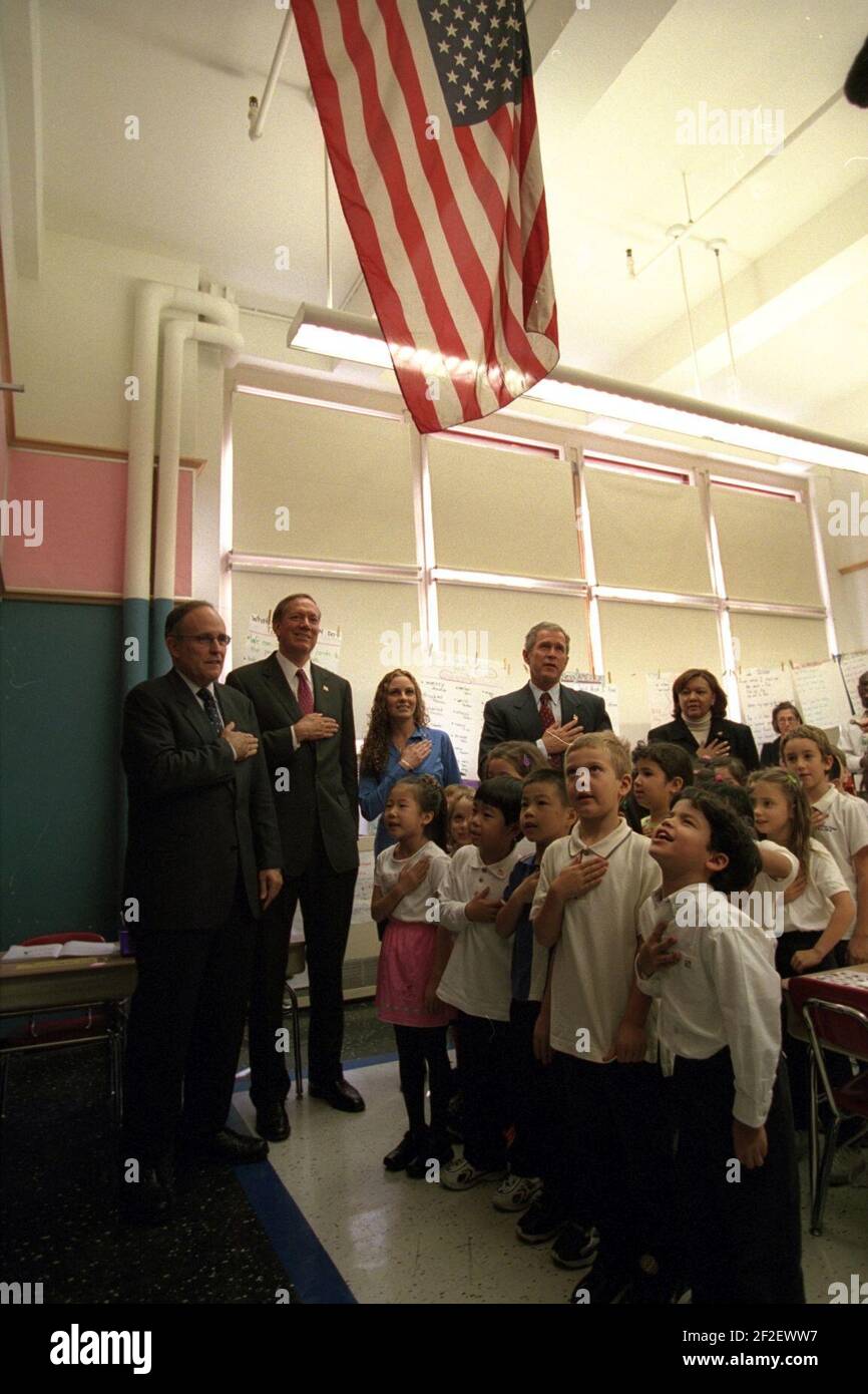 Präsident George W. Bush rezitiert das Versprechen der Treue mit Bürgermeister Rudy Giuliani und Gouverneur George Pataki. Stockfoto