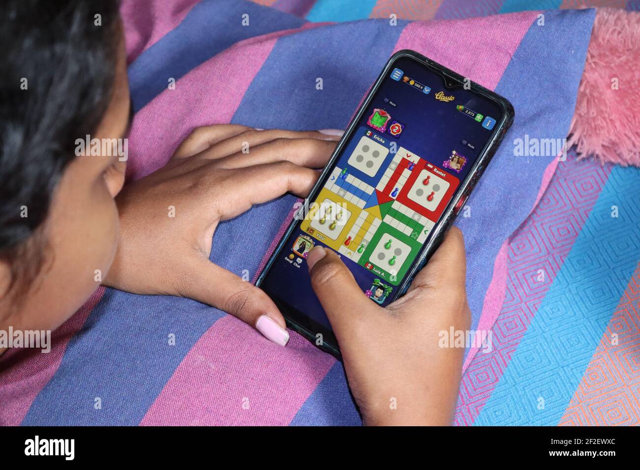 In pandemischer Zeit zu Hause bleiben, Zeit mit Brettspielen verbringen. Aber dieses Brettspiel ist digital. Stockfoto