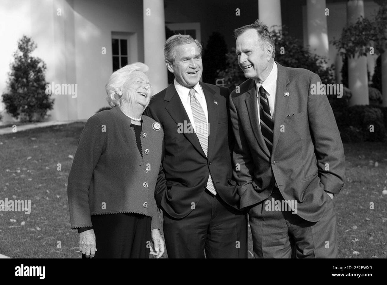 Präsident George W. Bush mit seinen Eltern, der ehemaligen First Lady Barbara Bush und dem ehemaligen Präsidenten George H. W. Bush im Weißen Haus. Stockfoto