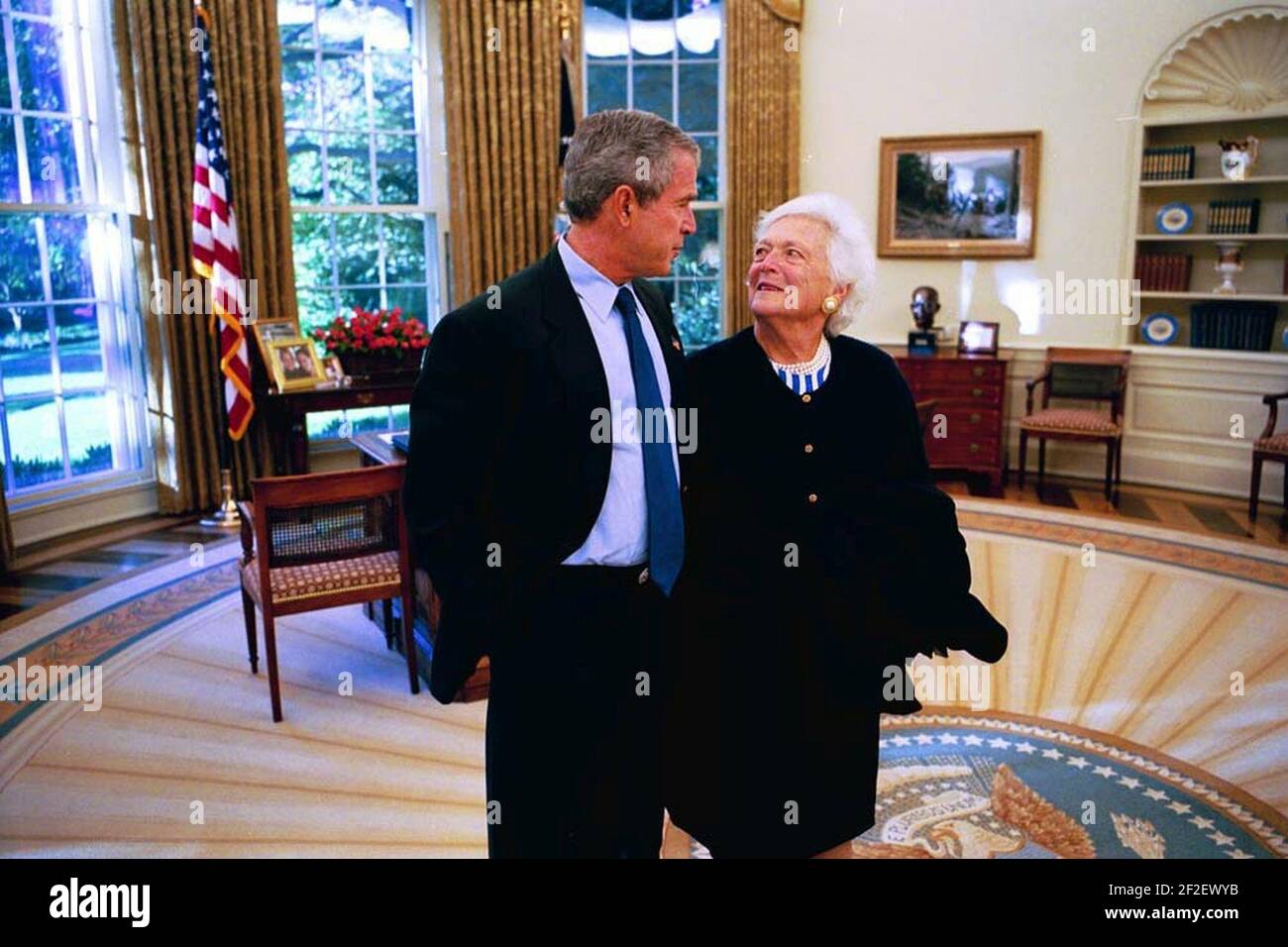 Präsident George W. Bush besucht die ehemalige First Lady Barbara Bush im Oval Office. Stockfoto
