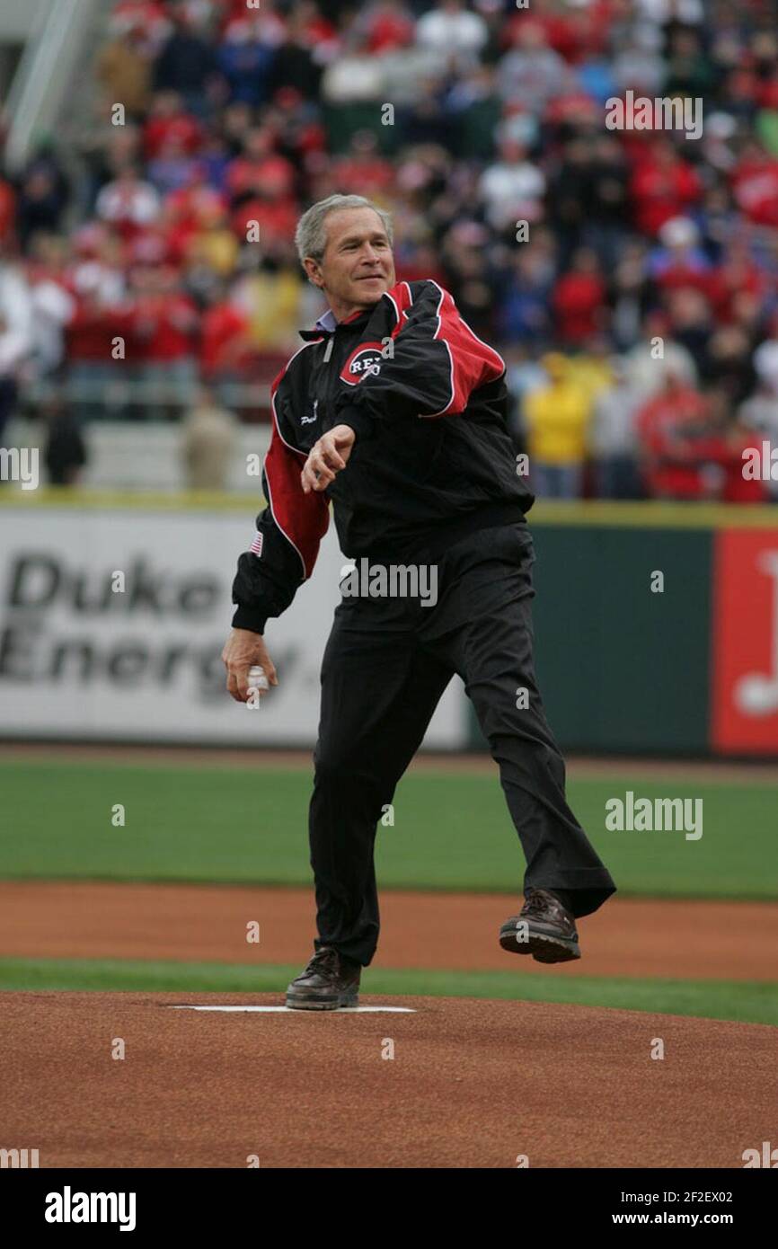 Präsident George W. Bush wirft den ersten Pitch während des Eröffnungsspiels zwischen den Cincinnati Reds und den Chicago Cubs. Stockfoto