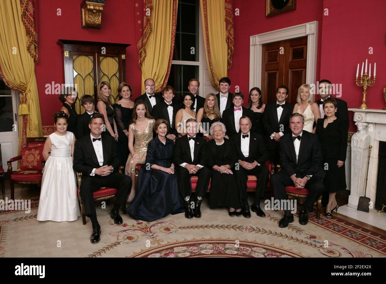 Präsident George W. Bush, Frau Laura Bush, ehemalige First Lady Barbara Bush und der ehemalige Präsident George H. W. Bush sitzen für ein Familienporträt im Roten Raum des Weißen Hauses. Stockfoto