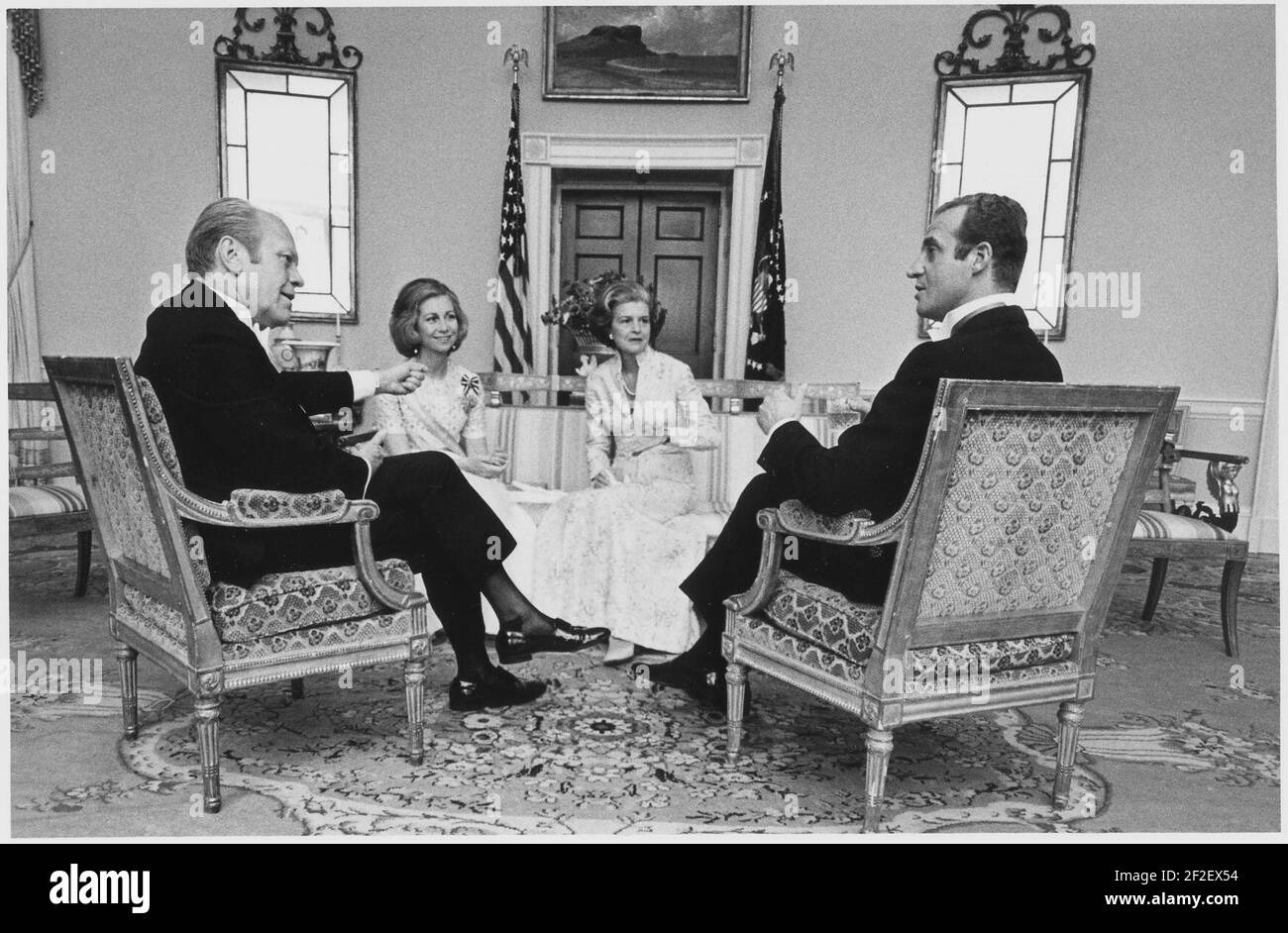 Präsident Gerald Ford, First Lady Betty Ford, König Juan Carlos I und Königin Sophia im Gespräch. Stockfoto