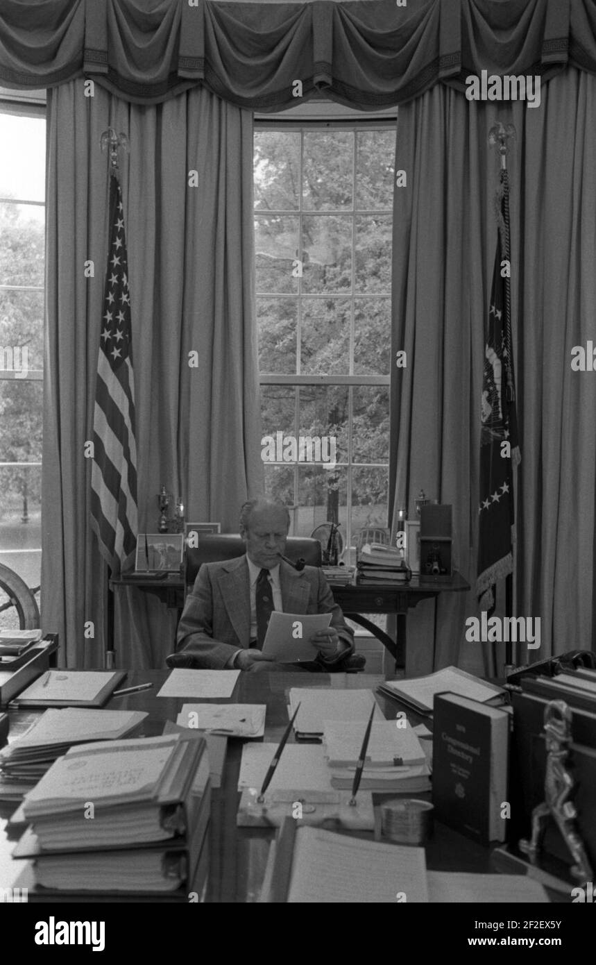 Präsident Gerald Ford studiert eine Rede bei einem Treffen mit seiner Redaktion. Stockfoto