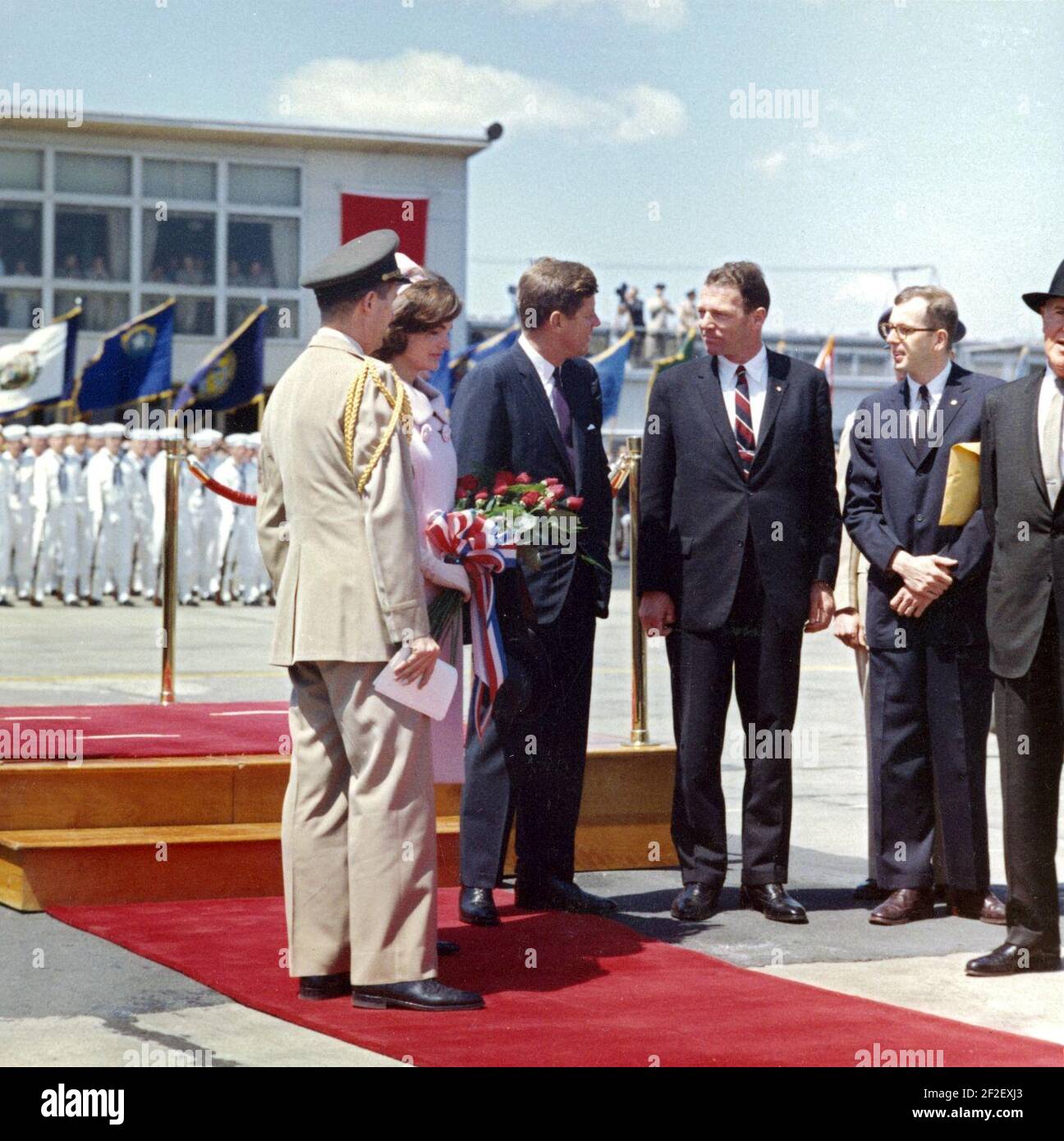 Präsident John F. Kennedy und andere erwarten die Ankunft von Habib Bourguiba Sr., Präsident von Tunesien, und seiner Frau Moufida Bourguiba (14190785242). Stockfoto