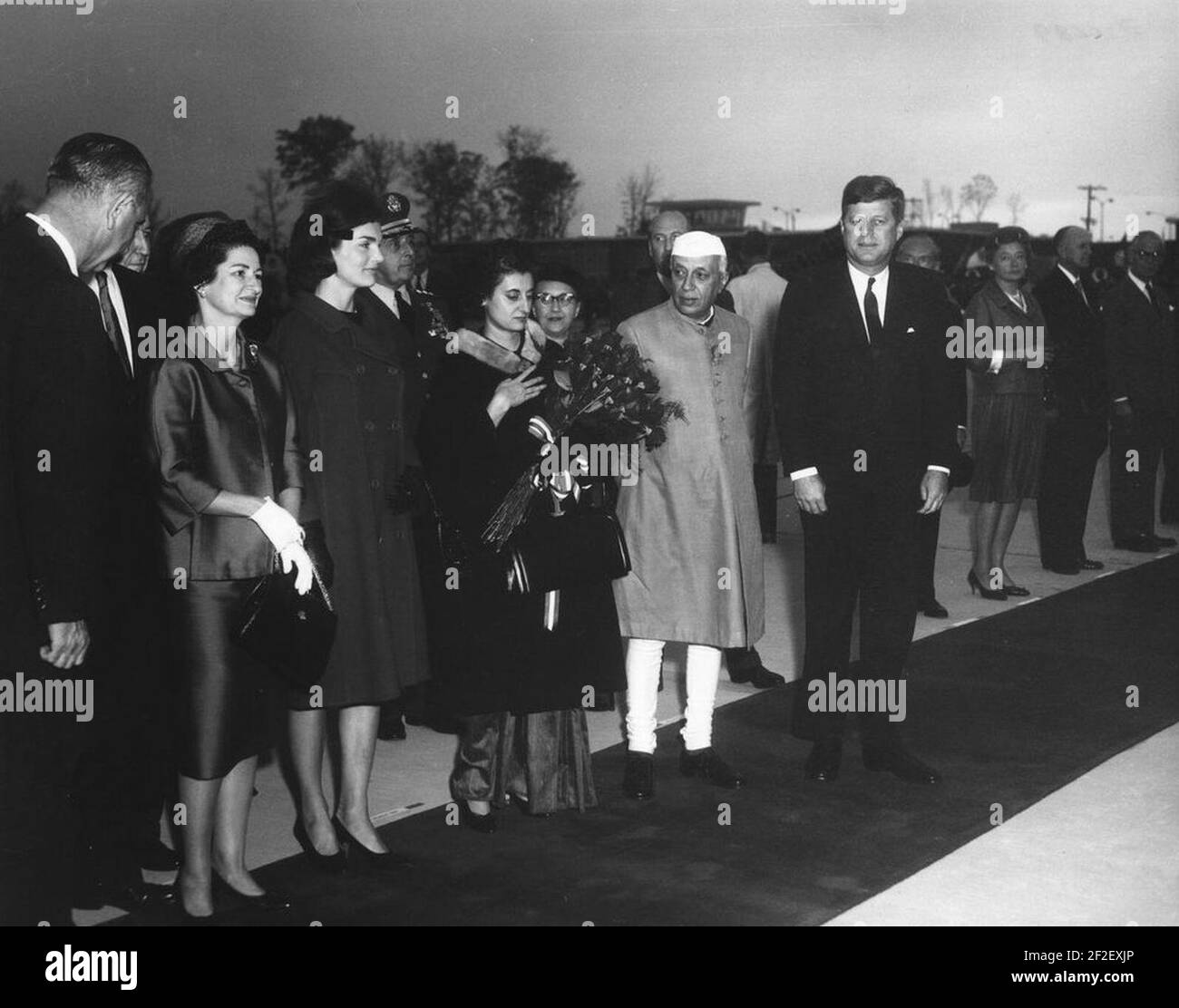 Präsident John F. Kennedy und andere bei der Ankunft Zeremonien für Jawaharlal Nehru, Premierminister von Indien. Stockfoto
