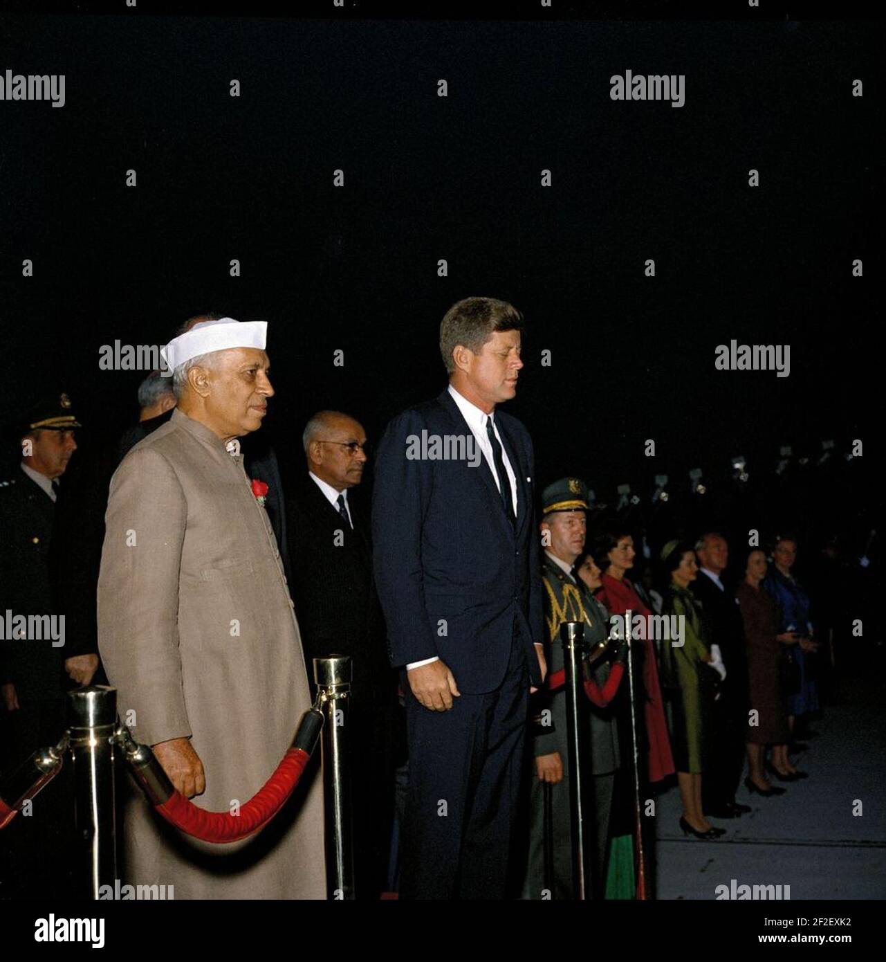 Präsident John F. Kennedy und Premierminister von Indien Jawaharlal Nehru nehmen an den Feierlichkeiten zur Ankunft Teil. Stockfoto
