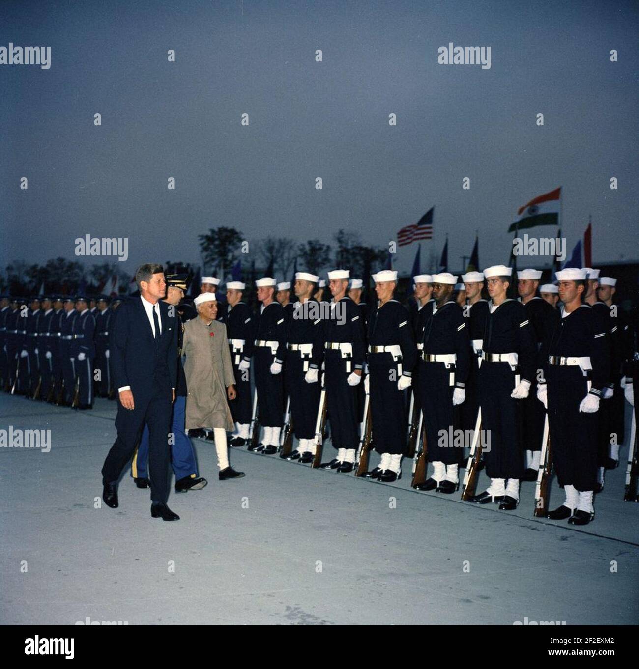 Präsident John F. Kennedy und Premierminister von Indien Jawaharlal Nehru während der Ankunft Zeremonien (Farbe). Stockfoto