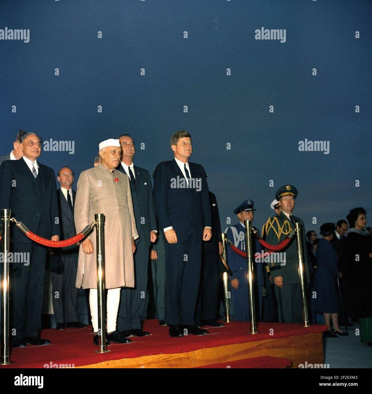 Präsident John F. Kennedy und Premierminister von Indien Jawaharlal Nehru bei der Ankunft Zeremonien (Farbe). Stockfoto