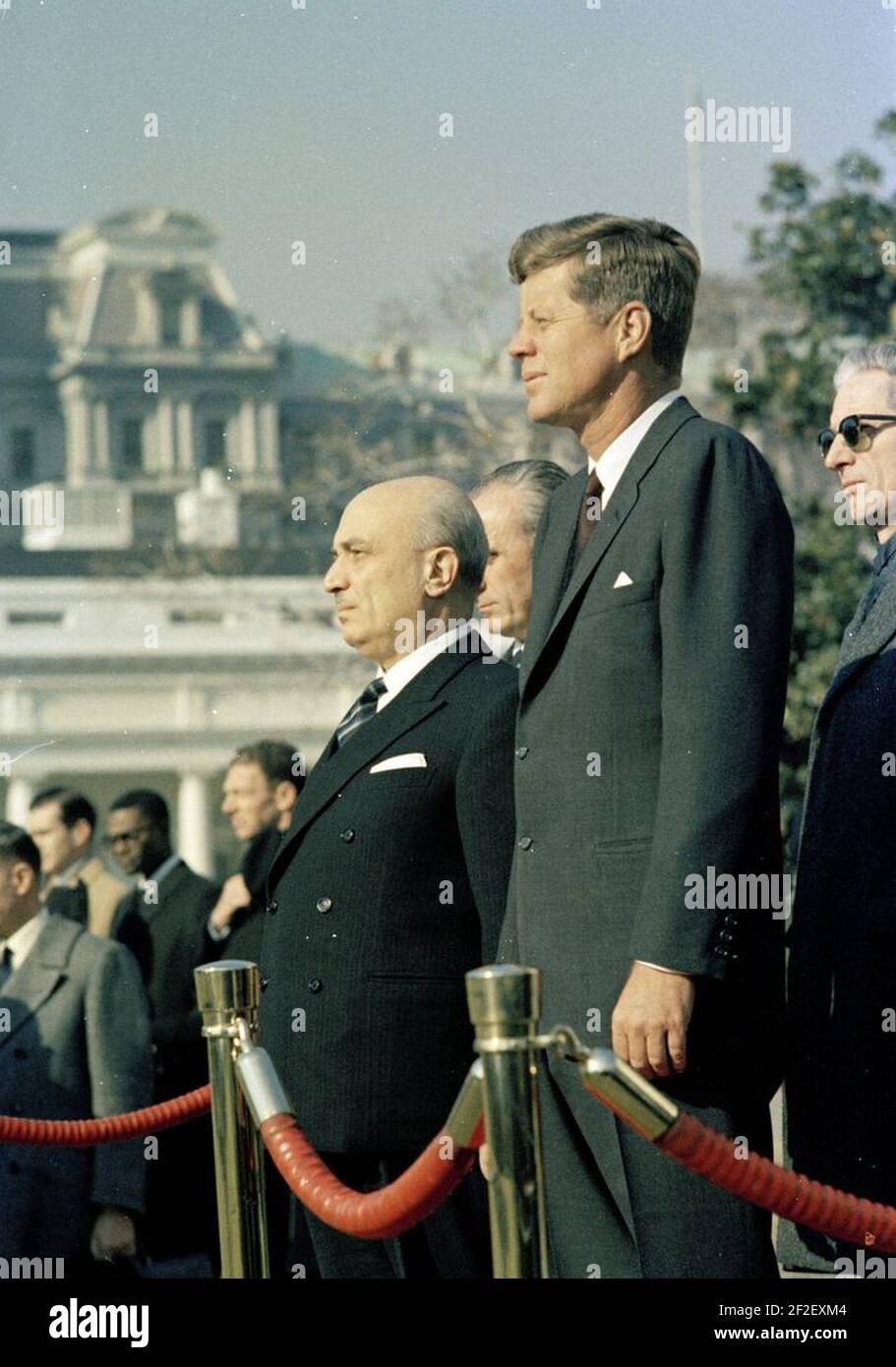 Präsident John F. Kennedy bei der Ankunft Zeremonien für Premierminister Amintore Fanfani von Italien. Stockfoto