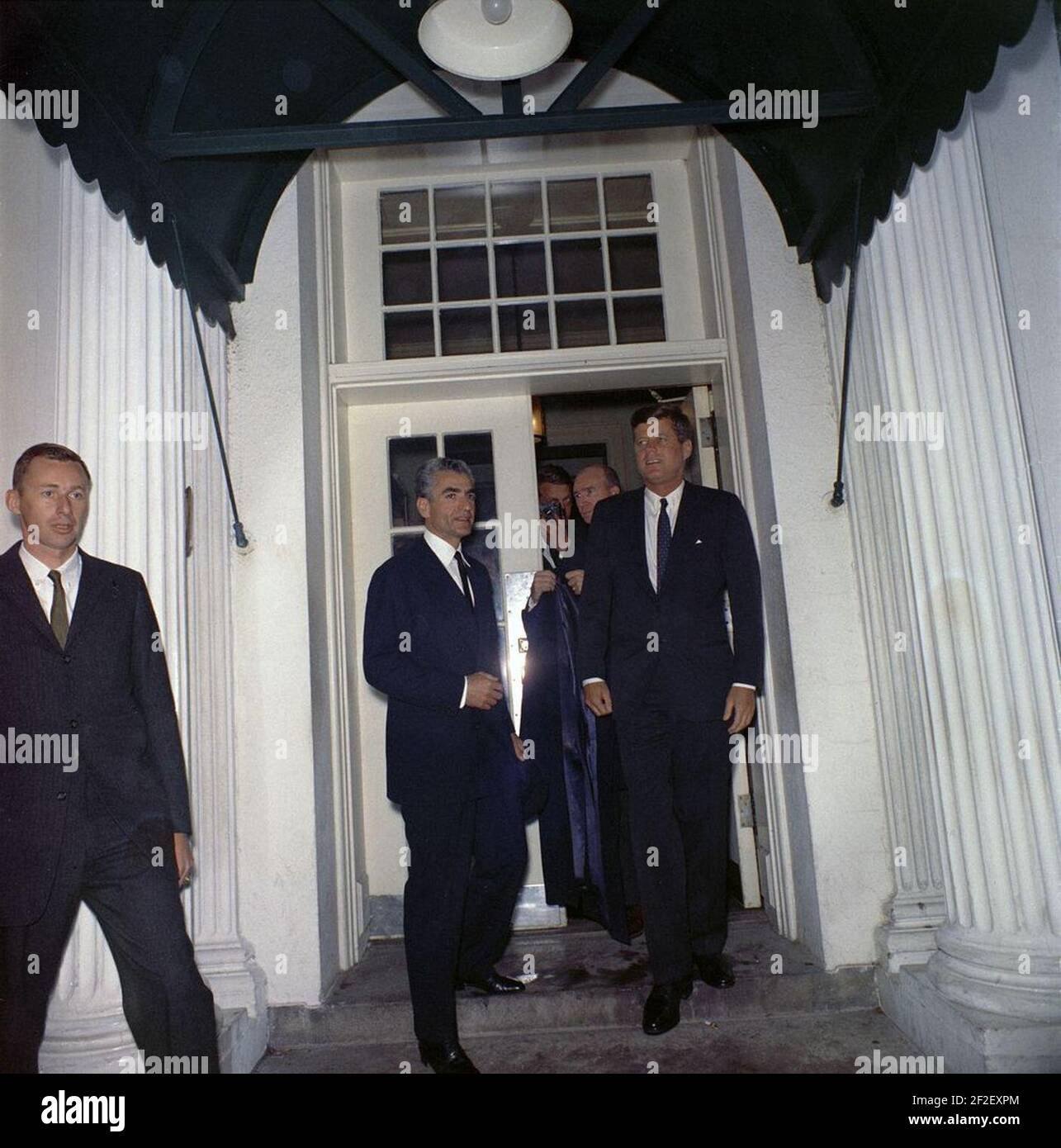 Präsident John F. Kennedy verabschiedet sich vom Schah des Iran, Mohammad Reza Pahlavi (03). Stockfoto