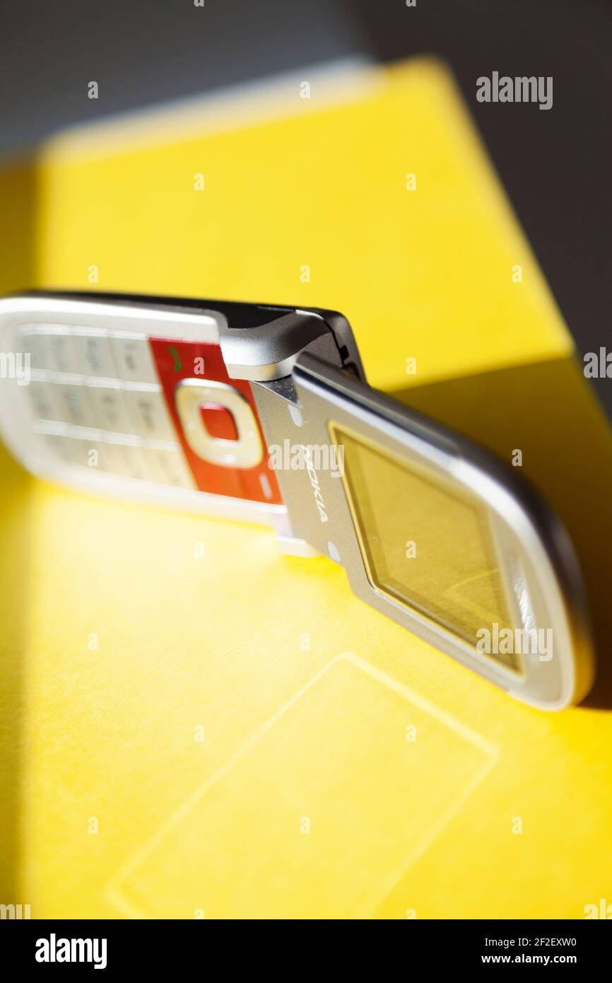 Umea, Norrland Schweden - 21. April 2019: Altes Flip-Phone liegt im Fensterbrett Stockfoto