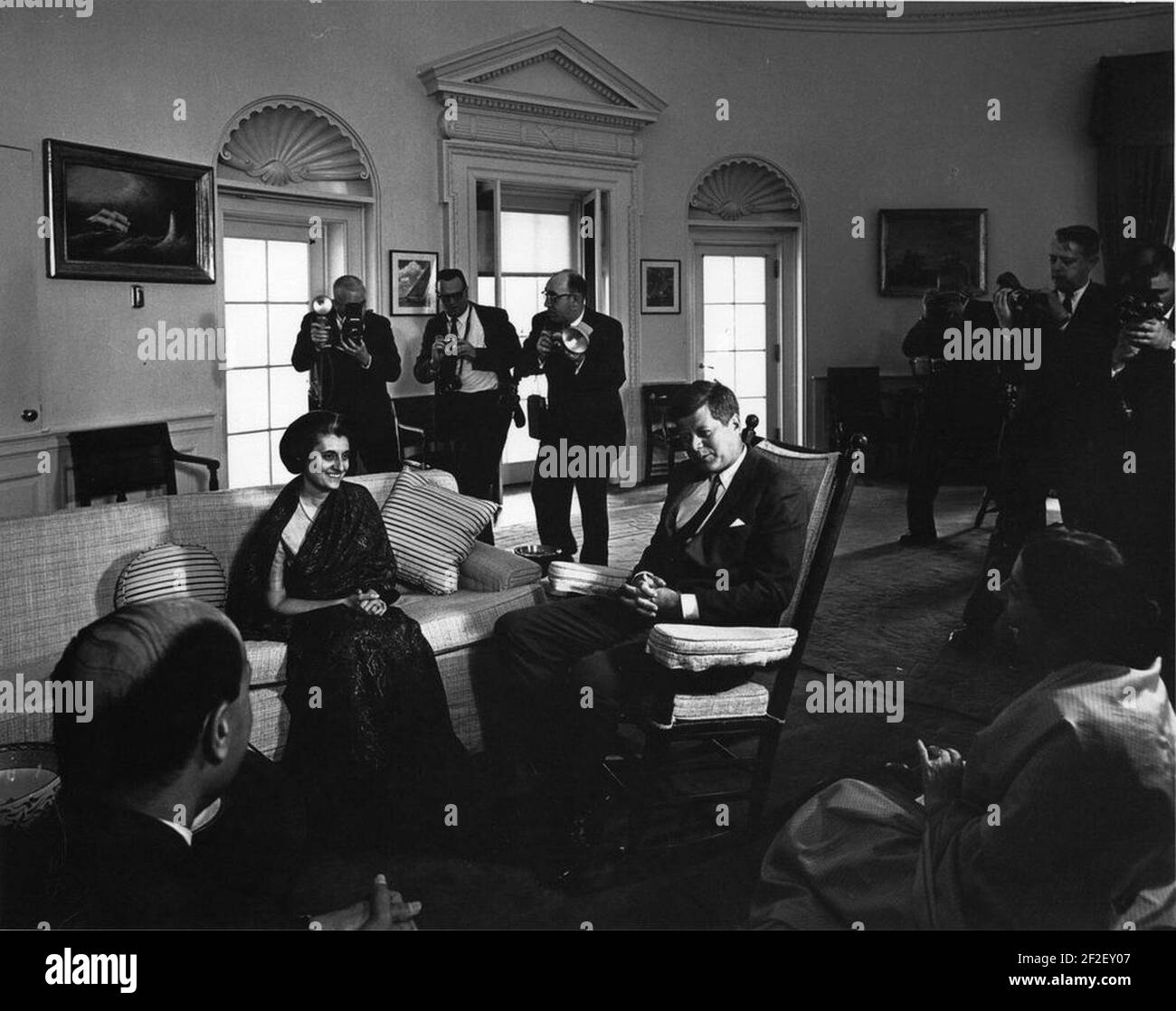 Präsident John F. Kennedy trifft sich mit Indira Gandhi (1). Stockfoto