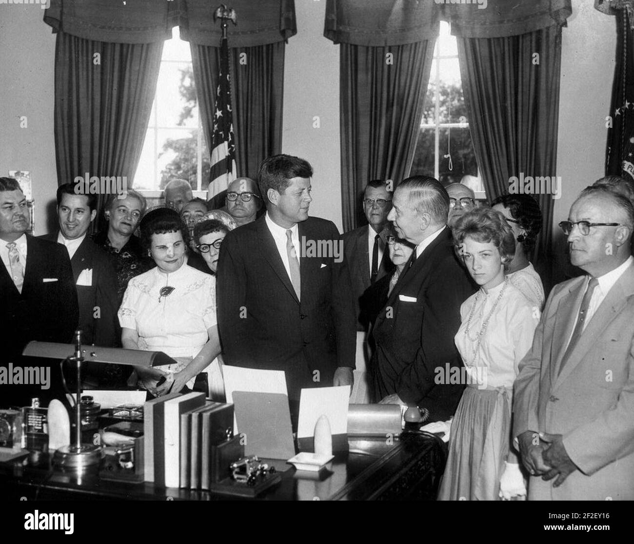 Präsident John F. Kennedy trifft sich mit Paul Powell, dem Sprecher des Repräsentantenhauses für Illinois (01). Stockfoto