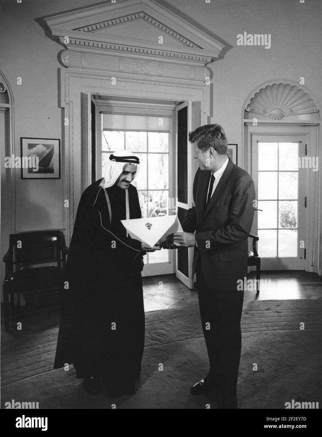 Präsident John F. Kennedy mit dem Botschafter Kuwaits, Abdul Rahman Salim Al-Atiqi (02). Stockfoto