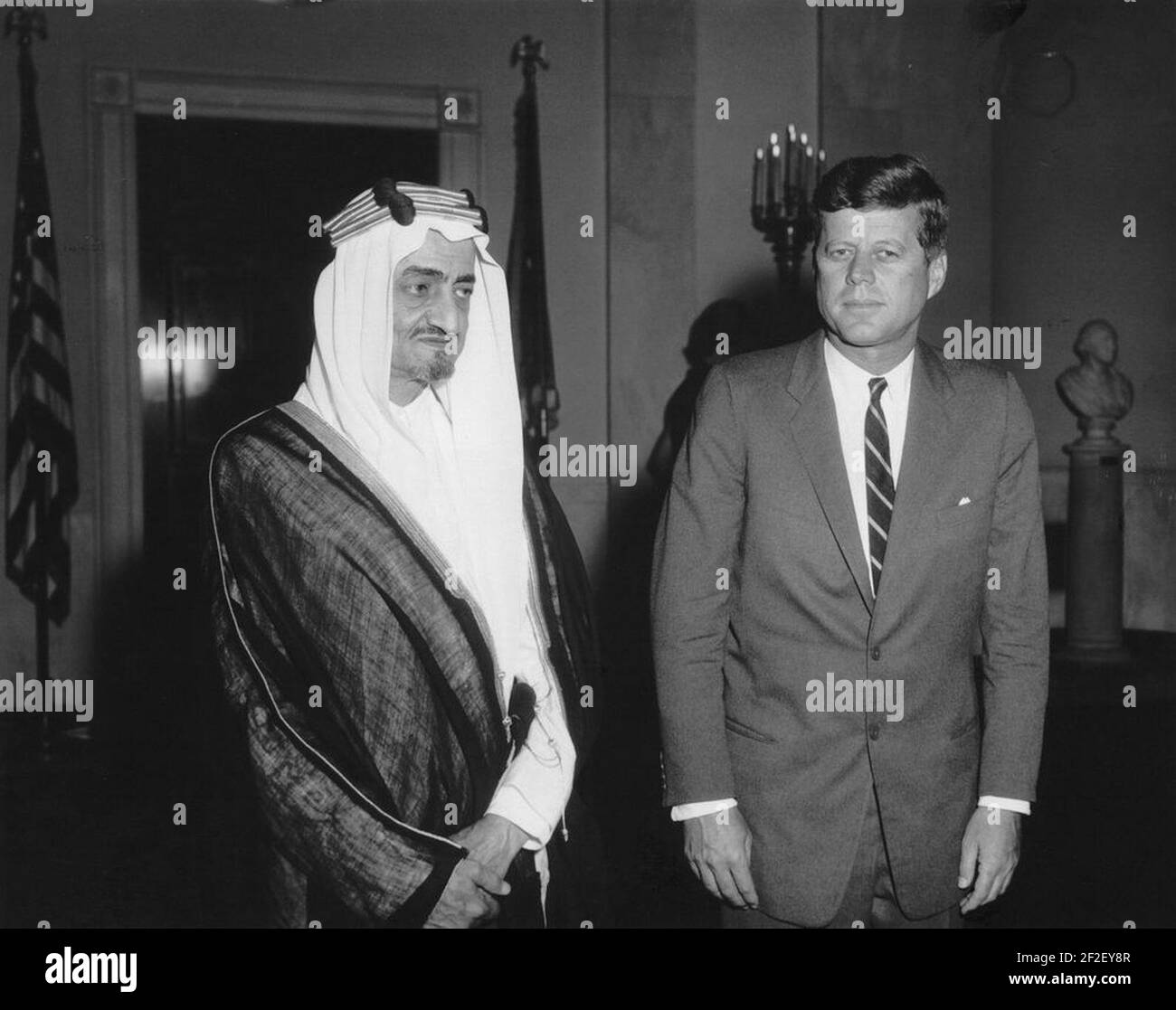 Präsident John F. Kennedy mit Kronprinz von Saudi-Arabien, Faisal ibn Abdul Aziz Al Saud, beim Mittagessen im Weißen Haus. Stockfoto