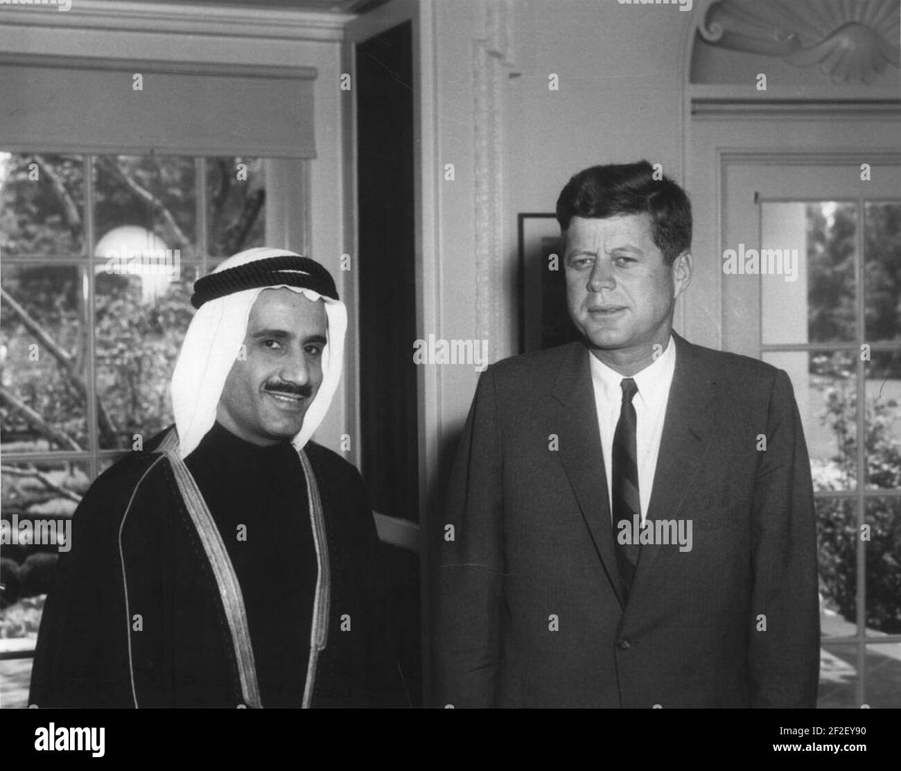 Präsident John F. Kennedy mit dem Botschafter Kuwaits, Abdul Rahman Salim Al-Atiqi (01). Stockfoto
