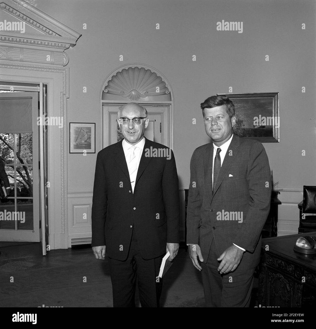 Präsident John F. Kennedy mit dem stellvertretenden Vorsitzenden der Sozialdemokratischen Partei Deutschlands, Fritz Erler. Stockfoto