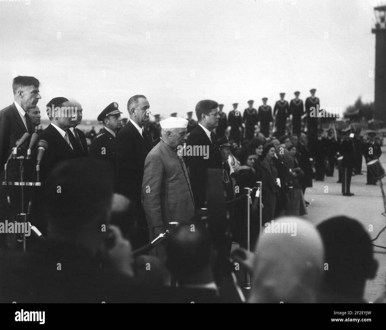 Präsident John F. Kennedy, Premierminister von Indien Jawaharlal Nehru und andere während der Ankunftszeremonien. Stockfoto