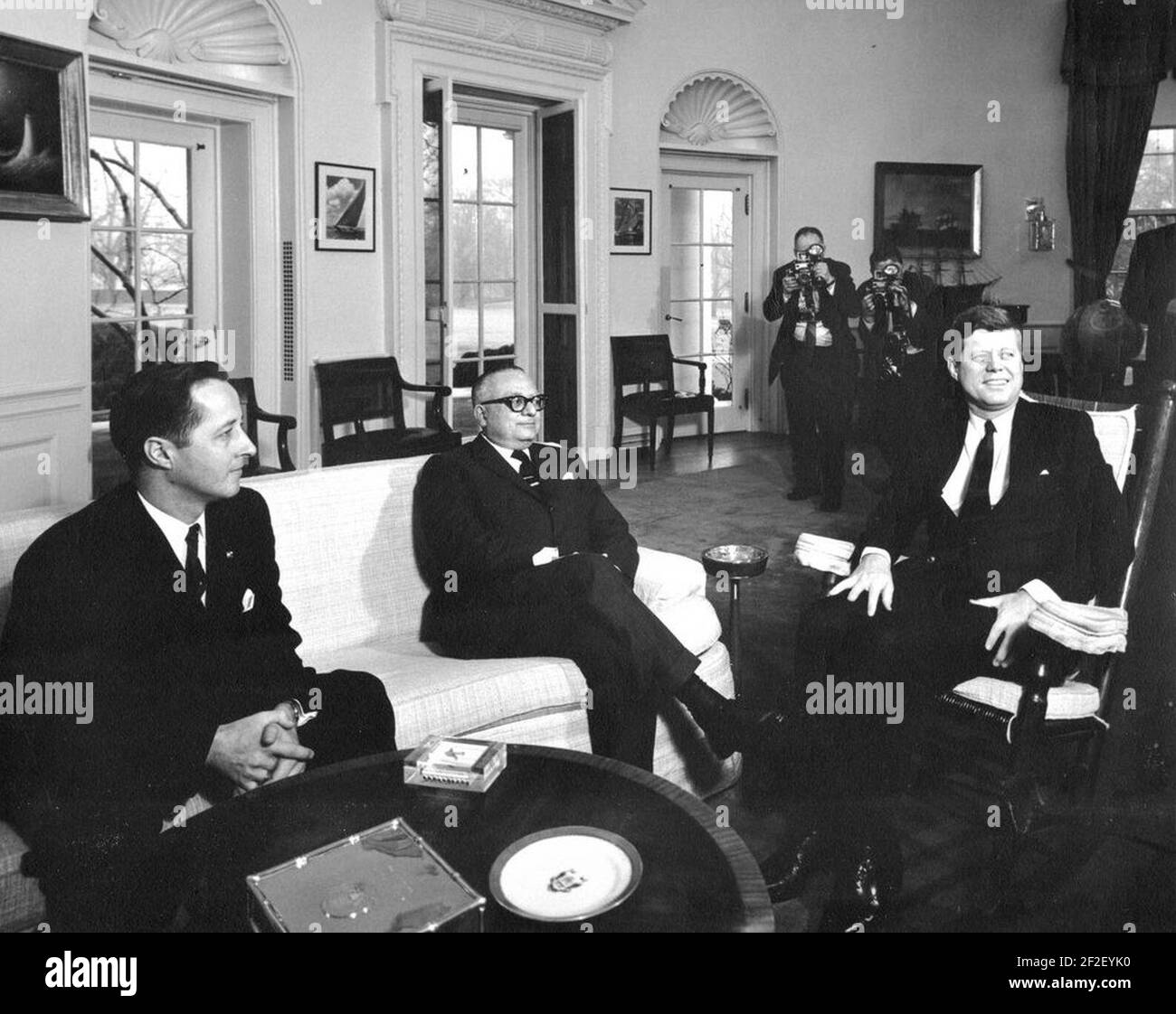 Präsident John F. Kennedy mit dem Präsidenten Venezuelas, Rómulo Betancourt. Stockfoto