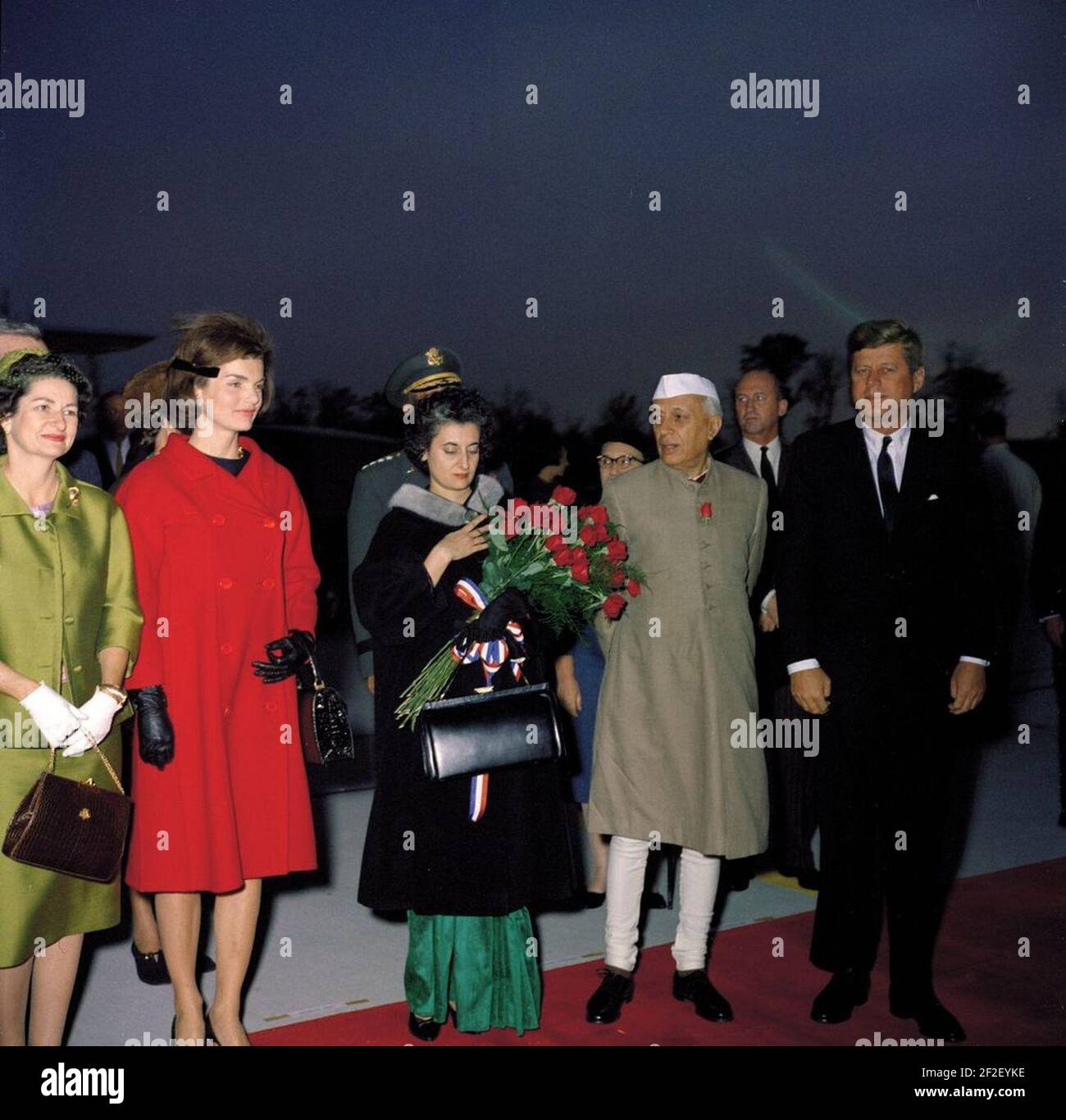 Präsident John F. Kennedy, First Lady Jacqueline Kennedy, Premierminister von Indien Jawaharlal Nehru und andere bei der Ankunft Zeremonien (Farbe). Stockfoto