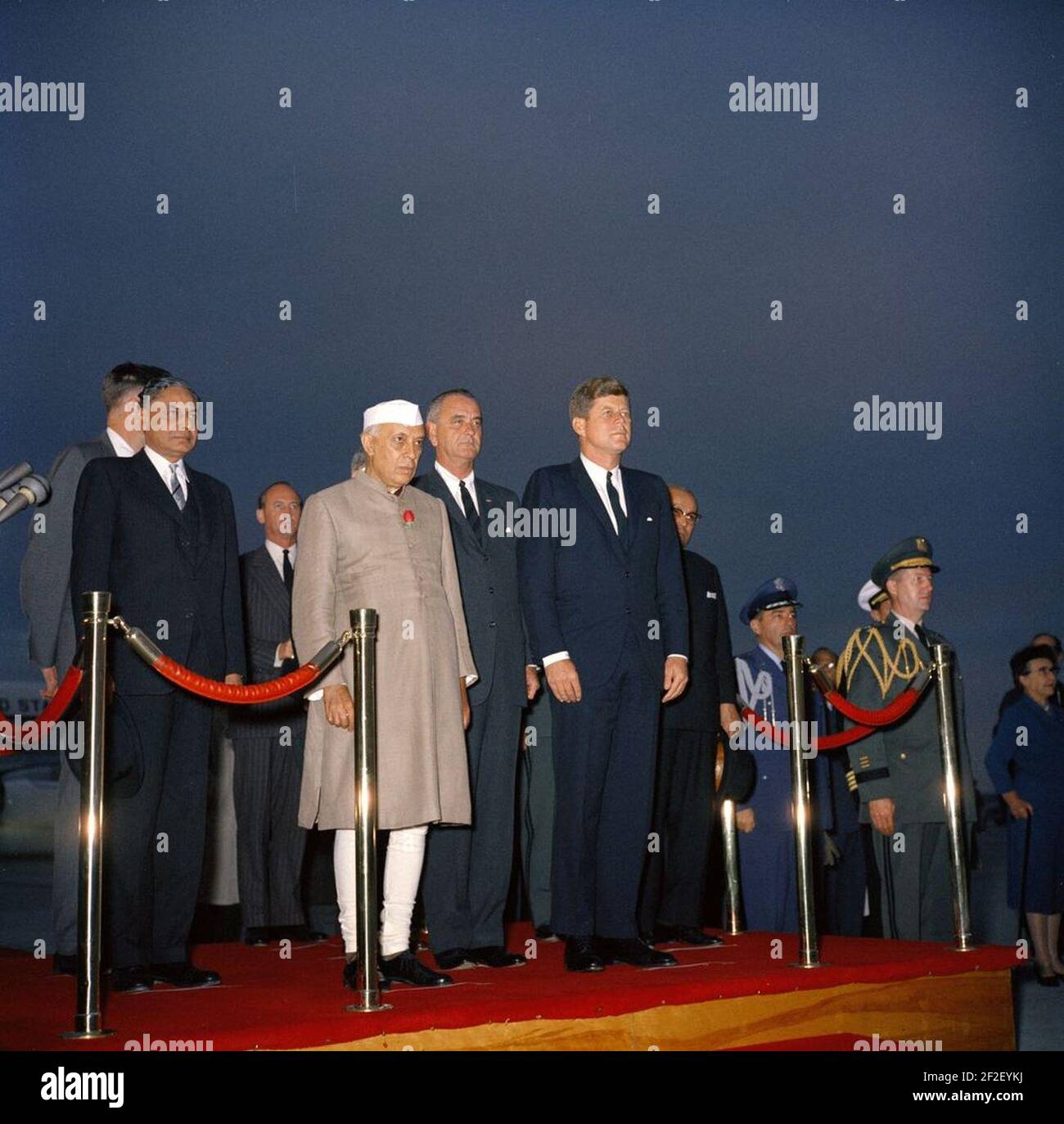 Präsident John F. Kennedy, Premierminister von Indien Jawaharlal Nehru und andere während der Ankunftszeremonien (2) (Farbe). Stockfoto