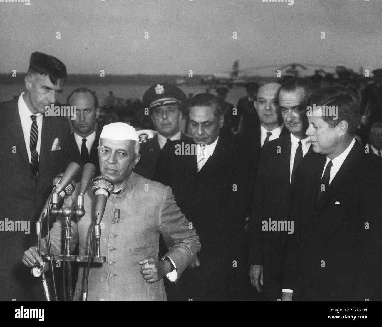 Präsident John F. Kennedy, Premierminister von Indien Jawaharlal, und andere während der Ankunft Zeremonien. Stockfoto