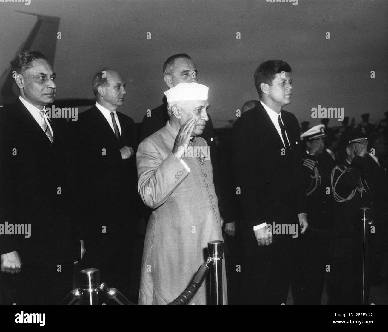 Präsident John F. Kennedy, Premierminister von Indien Jawaharlal Nehru und andere während der Ankunftszeremonien (2). Stockfoto