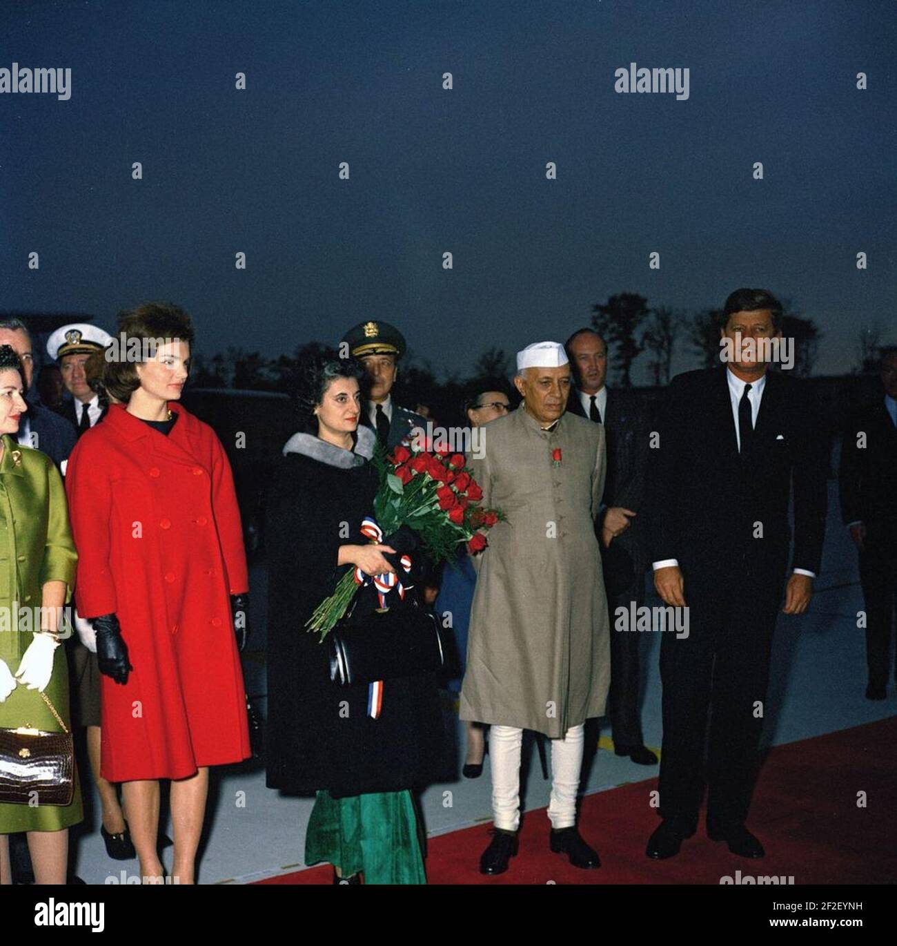 Präsident John F. Kennedy, First Lady Jacqueline Kennedy, Premierminister von Indien Jawaharlal Nehru und andere bei der Ankunft Zeremonien. Stockfoto