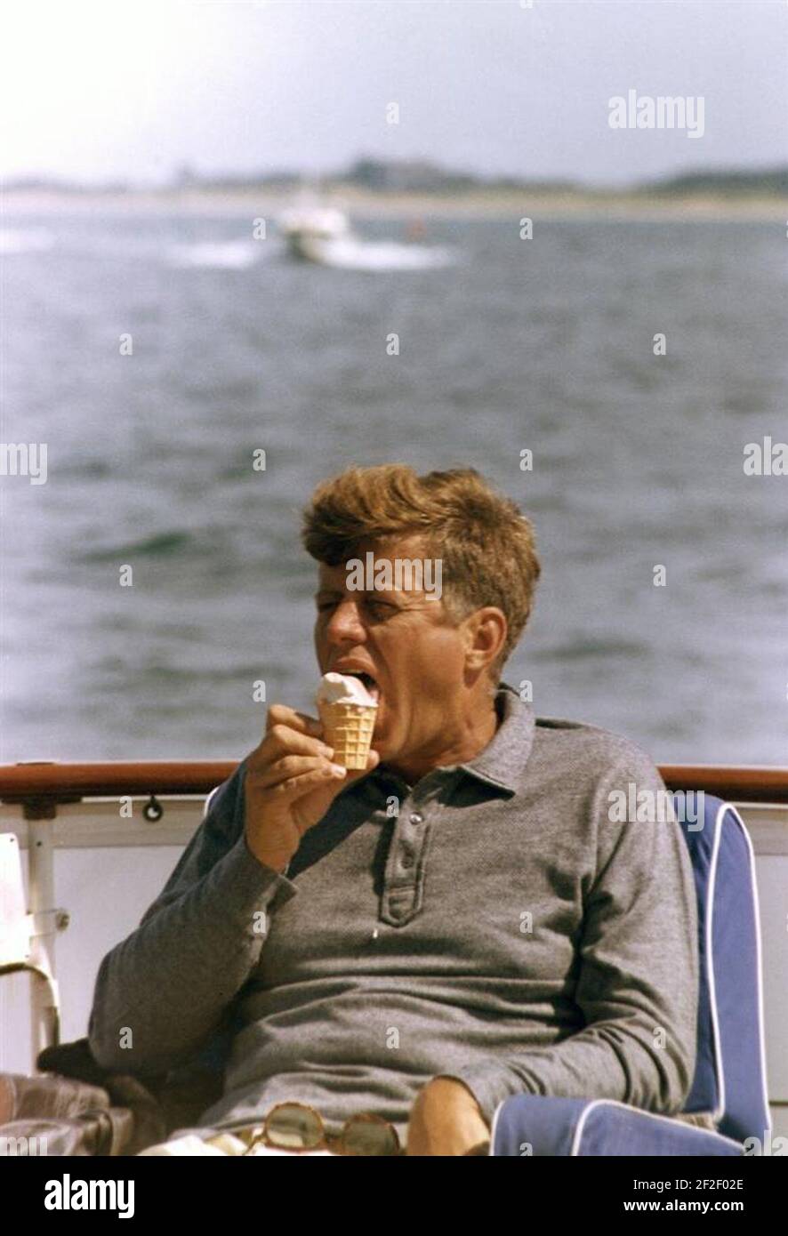 Präsident Kennedy mit Eiskegel, 31. August 1963. Stockfoto