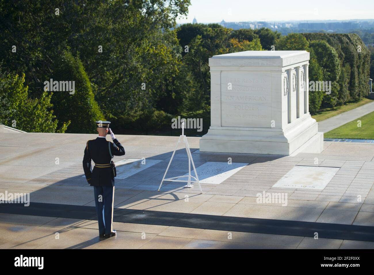 Der Präsident der Republik Kosovo, Hashim Thaçi, nimmt an einer öffentlichen Trauerfeier am Grab des unbekannten Soldaten auf dem Nationalfriedhof von Arlington Teil (37136269280). Stockfoto