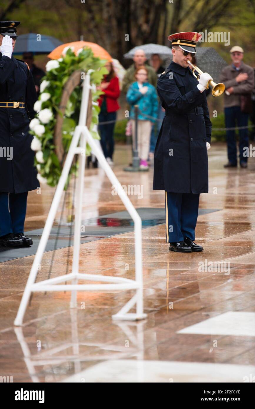 Präsident des Europäischen Rates Donald Tusk besucht den Nationalfriedhof von Arlington (25587022634). Stockfoto