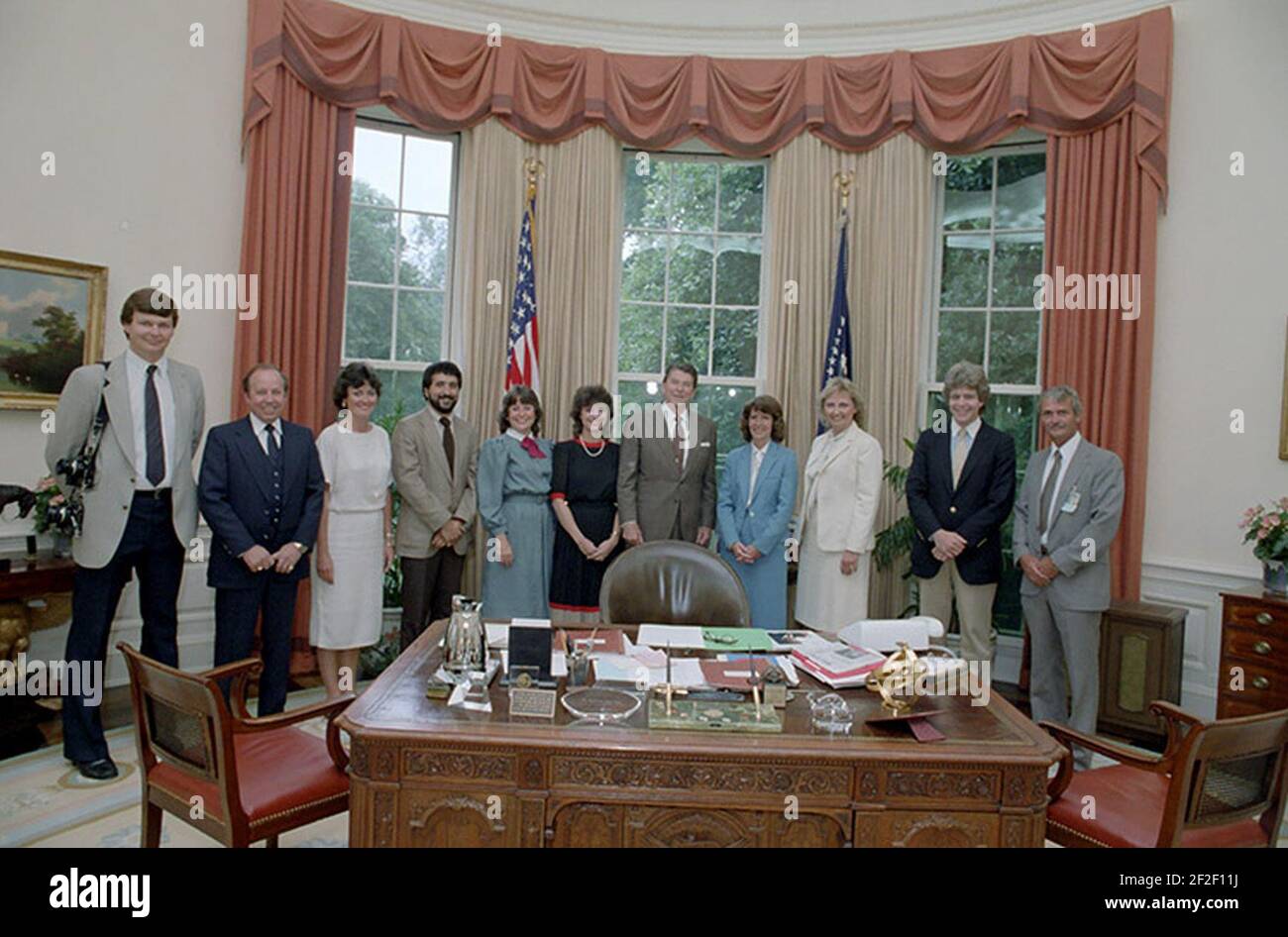 Präsident Reagan hat ein Foto op. Im ovalen Büro mit Personal des White House Photo Office, darunter die Fotografen Shaddix, Fitz-Patrick, Fackelman, Souza, Evans, Und Kightlinger 1983-06-21. Stockfoto