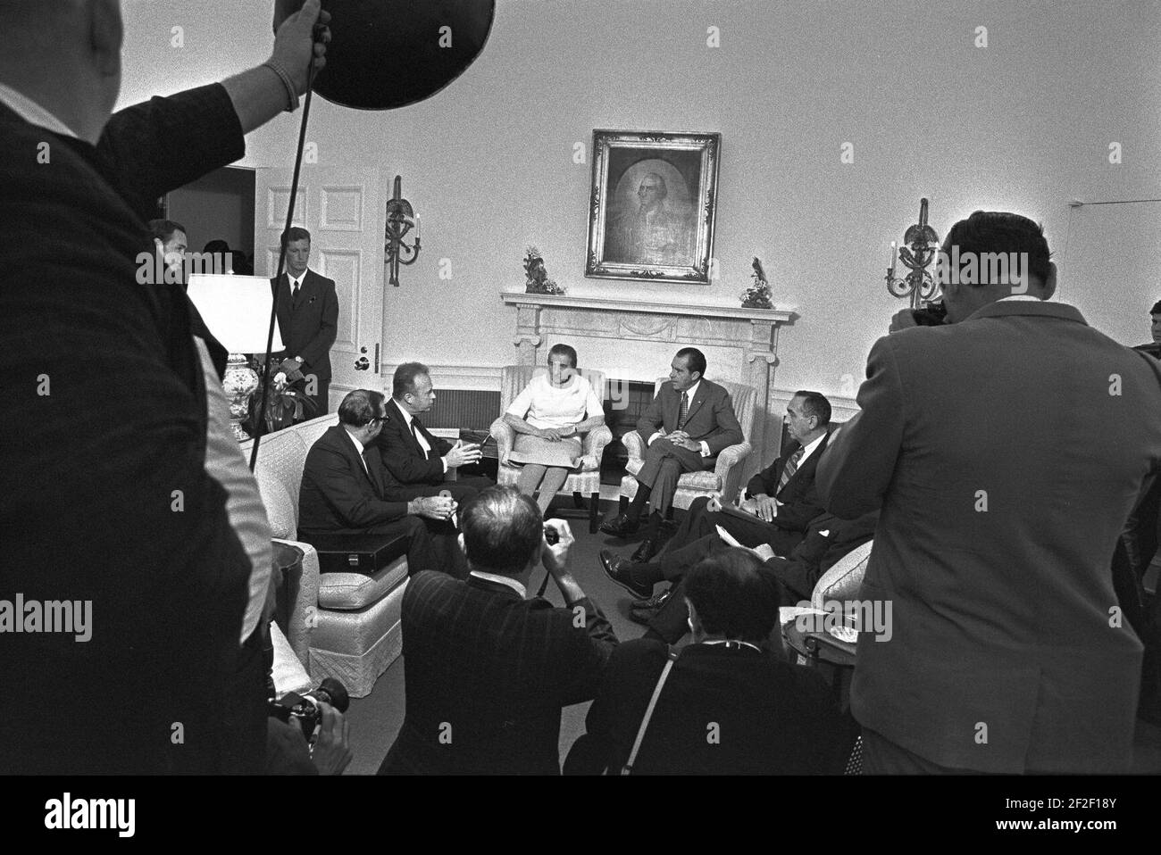 Präsident Richard Nixon und der israelische Premierminister Golda Meir treffen sich im Oval Office des Weißen Hauses. Stockfoto