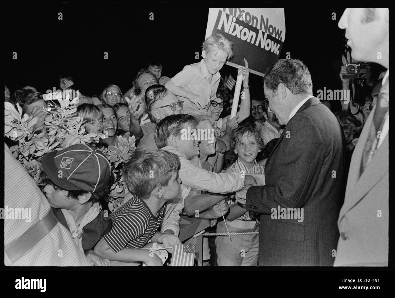 Präsident Richard Nixon und Pat Nixon grüßen Kinder und Unterstützer bei der Ankunft in Key Biscayne, Florida. Stockfoto