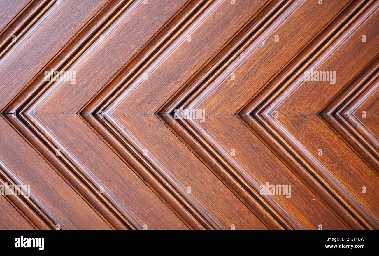 Symmetrisches Holzdekor einer alten Tür. Holzhintergrund. Stockfoto