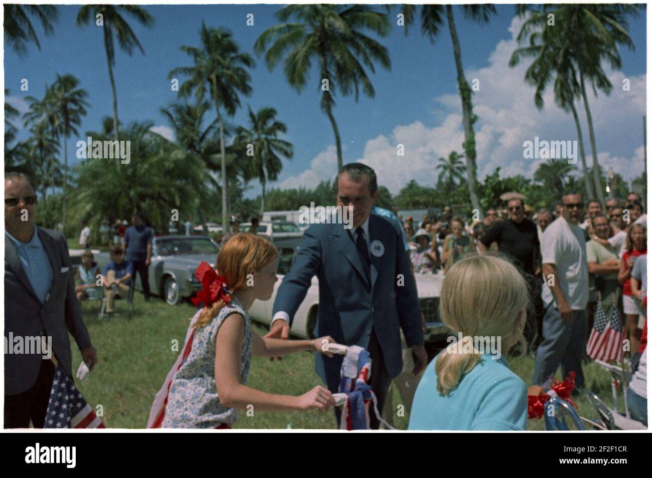 Präsident Richard Nixon grüßt Kinder auf dem Crandon Boulevard Parade Route am 4. Juli in Key Biscayne, Florida. Stockfoto